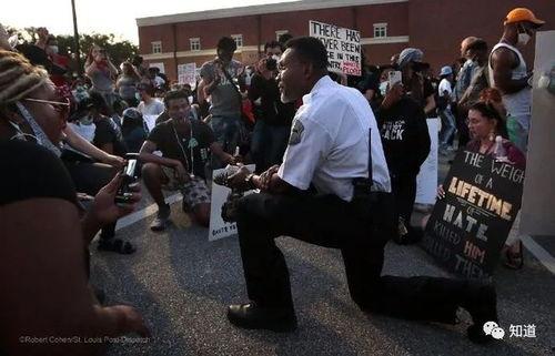 黑人被警察吃瓜  第3张