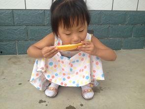 宝宝正在直播吃瓜,萌态可掬吃瓜瞬间引网友热议  第1张