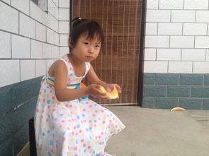 宝宝正在直播吃瓜,萌态可掬吃瓜瞬间引网友热议  第2张