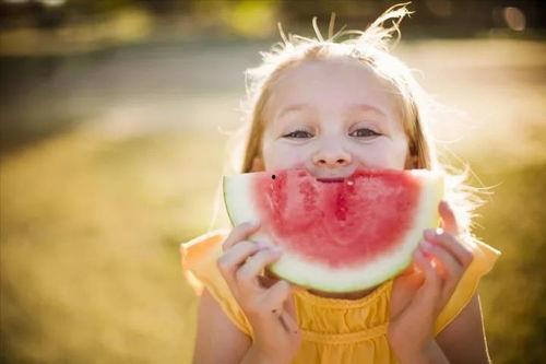 宝宝正在直播吃瓜,萌态可掬吃瓜瞬间引网友热议  第3张