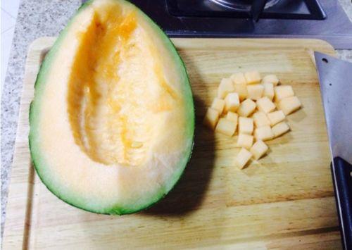 蟹黄和哈密瓜一起吃,跨界美食新体验  第1张