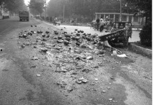 路边吃瓜被撞,一不留神遭遇车祸! 第1张 路边吃瓜被撞,一不留神遭遇车祸! 第1张