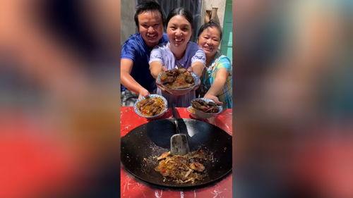 村里老嫂子吃瓜,笑谈家常乐无边  第1张