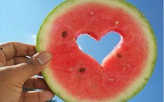 镜子里有人吃瓜,揭秘镜子里吃瓜的奇幻瞬间  第2张